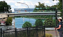 Blick auf die Bernburger Flutbrücke mit einem Graffitti der Brücke im Vordergrund.