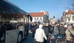 Busverkehr und Fußgänger auf dem Karlsplatz.