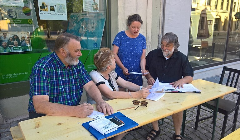 Öffentliche Fraktionssitzung vor dem grünen Büro auf dem Markt mit Anton Spitz, Karin Brandt, Kerstin Magdowski und Prof. Erich Buhmann (v.l.n.r.).