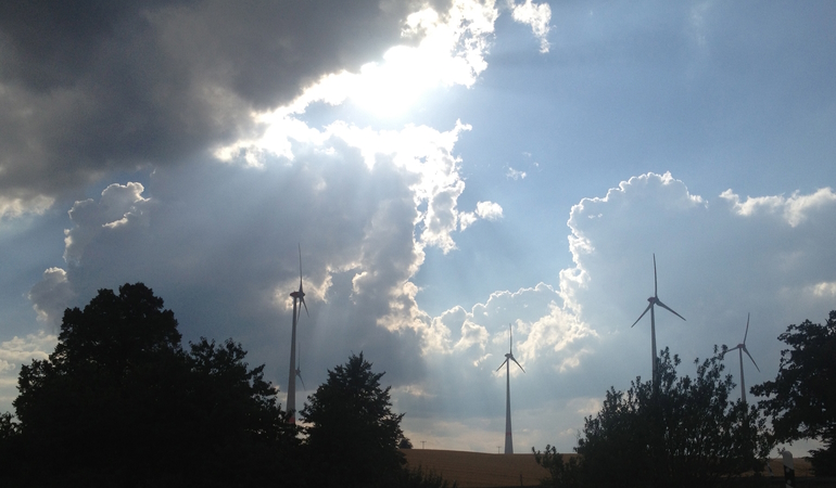 Windpark mit Wolken