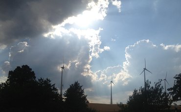 Windpark mit Wolken
