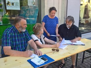 Öffentliche Fraktionssitzung vor dem grünen Büro auf dem Markt mit Anton Spitz, Karin Brandt, Kerstin Magdowski und Prof. Erich Buhmann (v.l.n.r.).