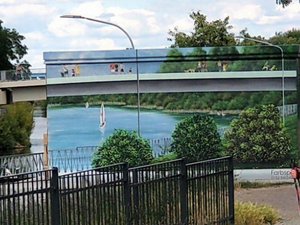 Blick auf die Bernburger Flutbrücke mit einem Graffitti der Brücke im Vordergrund.