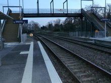 Fussgängerbrücke am Haltepunkt Roschwitz vom Bahnsteig aus gesehen.