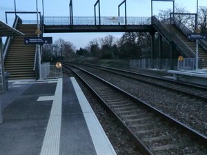 Fussgängerbrücke am Haltepunkt Roschwitz vom Bahnsteig aus gesehen.